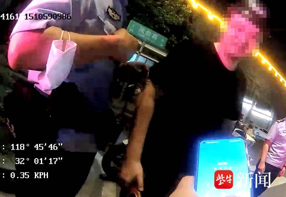 助找回万元现金与证件，市民给民警送锦旗表感谢