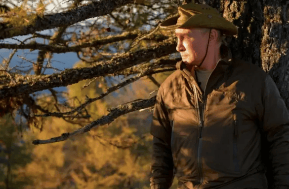 王毅一锤定音，用三个“最”定义中俄关系，美突然发出威胁：加500%关税