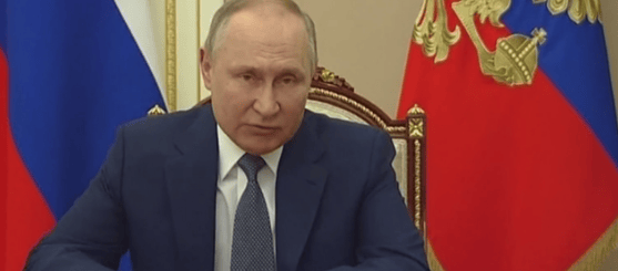 王毅一锤定音，用三个“最”定义中俄关系，美突然发出威胁：加500%关税