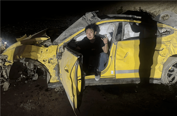 新疆一小米SU7 Ultra飞坡10多米翻滚多圈！车主发文：门能开，没起火